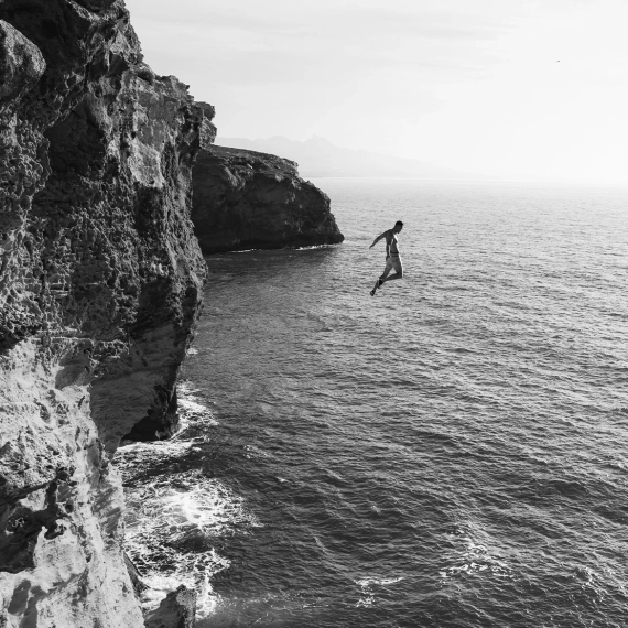Les exploits vertigineux de Jérémy Nicollin, adepte du "cliff jumping"